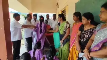 కుప్పం: పట్టణంలోని 12వ వార్డులోని జడ్పీ హైస్కూల్లో విద్యార్థులకు విద్యా మిత్ర కిట్లు పంపిణీ