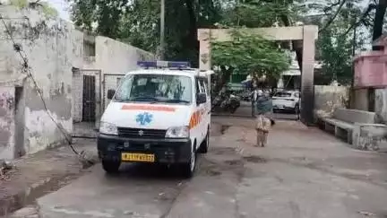 मुरादाबाद: सदर कोतवाली क्षेत्र में संदिग्ध परिस्थितियों में सड़क किनारे मिला शव, पुलिस मामले की जांच में जुटी