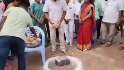 జగిత్యాల: పట్టణంలోని 9వ వార్డు లో 11 లక్షలతో సీసీ డ్రైన్ నిర్మాణ పనులకు భూమిపూజ చేసిన జగిత్యాల శాసనసభ్యులు డా సంజయ్ కుమార్