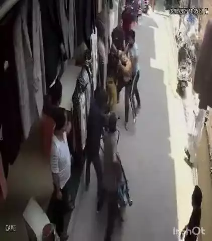 धामपुर: धामपुर के मोहल्ला अफगानान में 2 पक्षों के बीच मारपीट का CCTV फुटेज आया सामने