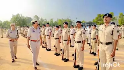 सूरजपुर: पुलिस लाइन में डीआईजी व एसएसपी ने जनरल परेड की सलामी ली, अधिकारियों व जवानों को फिटनेस पर ध्यान देने के दिए निर्देश