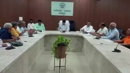 गाज़ीपुर: डीएम अविनाश कुमार की अध्यक्षता में इंडियन रेड क्रॉस सोसाइटी की कलेक्ट्रेट सभागार में हुई बैठक