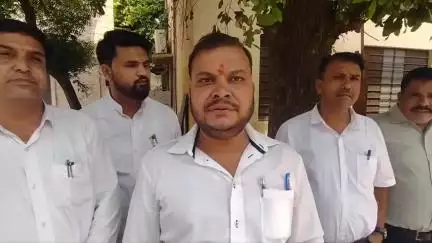 बूंदी: मुक्तेश्वर धाम मंदिर परिसर में अवशिष्ट पदार्थ डालने के मामले में अधिवक्ताओं ने जिला कलेक्ट्रेट में दी जानकारी