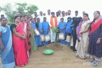 తాండూరు: భవిష్యత్ తరాల కోసం మొక్కలు నాటాలి : ఎమ్మెల్యే  మనోహర్ రెడ్డి