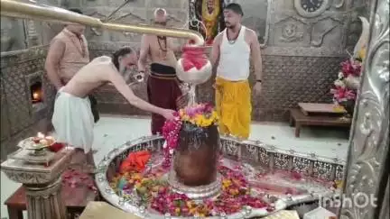 उज्जैन शहर: अहमदाबाद विमान हादसे में मारे गए लोगों की आत्मा की शांति के लिए महाकालेश्वर मंदिर के पुजारी ने किया विशेष पूजन