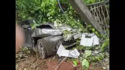 വെള്ളരിക്കുണ്ട്: ചോയംകോട് നിയന്ത്രണംവിട്ട കാർ ട്രാൻസ്ഫോർമർ ഇടിച്ചു തകർത്തു