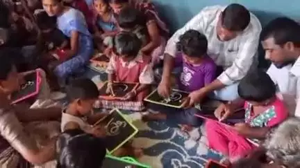 దేవరకద్ర: బలుసుపల్లిలో ప్రాథమిక పాఠశాలలో విద్యార్థులకు అక్షరాభ్యాసం