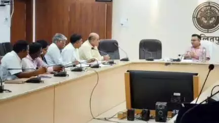 ललितपुर: जिलाधिकारी अक्षय त्रिपाठी की अध्यक्षता में श्रम विभाग एवं यूनिसेफ के पदाधिकारियों के साथ कलैक्ट्रेट सभागार में बैठक