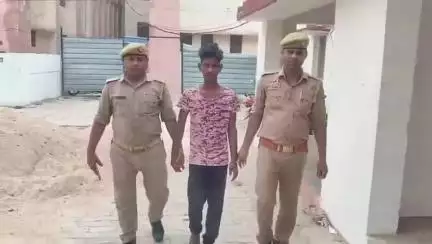 सगड़ी: रौनापार थाना की पुलिस टीम ने टेकनपुर पुलिया से अवैध असलहा व कारतूस के साथ एक अभियुक्त को गिरफ्तार कर जेल भेजा