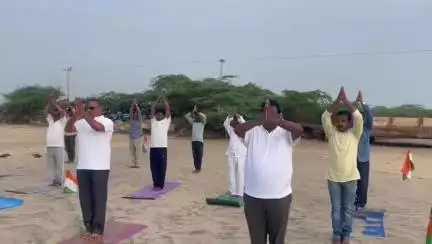 ఉప్పాడ బీచ్ లో మన దైనందిన జీవితంలో యోగ ఒక భాగం కావాలి, నిర్వాకులు కొండేపూడి శంకర్రావు