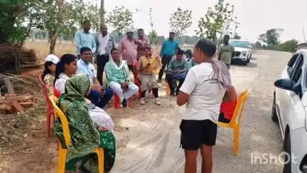 ग्राम पंचायत बुंदेली में जनसंवाद: बिजली और पानी की समस्याएं रखीं, अधिकारियों ने समाधान के आश्वासन दिए