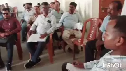 नारायणपुर: नारायणपुर प्रखंड सभागार में मनरेगा और आवास योजना की समीक्षा बैठक हुई