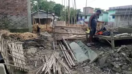 कोचाधामन: पिपला पुरबटोला में आग लगने से दो घर जलकर राख, कड़ी मशक्कत के बाद आग पर पाया काबू