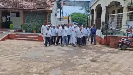 राहुरी: बच्चू कडूंच्या उपोषणाला पाठिंब्यासाठी राहुरीत प्रहार संघटनेच्या वतीने तहसीलदारांना निवेदन