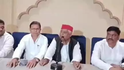 चौक क्षेत्र की मछली मंडी में नजूल की जमीन पर बनी पुरानी बिल्डिंग की तोड़फोड़ को लेकर सांसद अवधेश प्रसाद ने की प्रेस