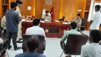 मधुबनी: समाहरणालय स्थित कार्यालय कक्ष में एसपी योगेंद्र कुमार ने जनता दरबार का आयोजन किया