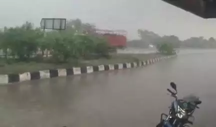 నల్గొండ: నల్లగొండ జిల్లాలో పలు ప్రాంతాలలో ఉరుములు మెరుపులతో భారీ వర్షం