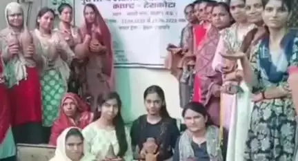 सीहोर: सैकड़ा खेड़ी के भारती नगर में माटी कला बोर्ड द्वारा 45 दिवसीय प्रशिक्षण शिविर आयोजित, कई महिलाएं शामिल