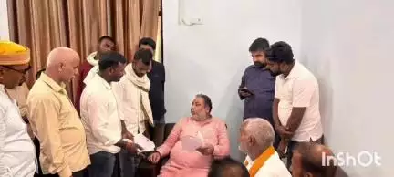 बलिया: रेपुरा की जर्जर सड़क को लेकर ग्रामीणों ने मंत्री दयाशंकर सिंह से मुलाकात की, सौंपा ज्ञापन