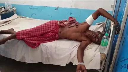 গাজোল: মাঝড়া অঞ্চলের চন্ডিপুর গ্রাম এলাকায় এক জুট মিলে নতুন মেশিন বসাতে গিয়ে মেশিনের মধ্যে মিস্ত্রির হাত ঢুকে জখম হলেন
