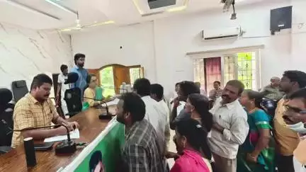 పాడేరులోని ఐటీడీఏ కార్యాలయంలో శుక్రవారం నిర్వహించిన మీకోసం కార్యక్రమానికి 105 ఫిర్యాదులు..డీఆర్వో కే.పద్మలత