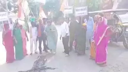 सुपौल: युवा कांग्रेस ने अंबेडकर चौक पर प्रधानमंत्री नरेंद्र मोदी और उड्डयन मंत्री का पुतला दहन किया
