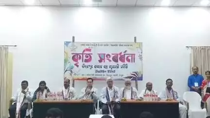 উদয়পুর: উদয়পুর সাইন্সসিটি কনফারেন্স হলে উদয়পুর বস্ত্র ব্যবসায়ী সমিতির উদ্যোগে কৃতী সংবর্ধনা প্রদান অনুষ্ঠানে উপস্থিত DM