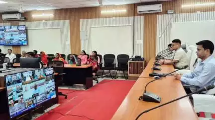 बेतिया: समाहरणालय सभागार में जिलाधिकारी ने दिव्यांगजनों को जरूरत के सहायक उपकरण वितरित किए