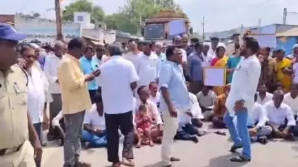సిమెంట్ నగర్లో రహదారిపై నిరసన తెలిపిన పాణ్యం సిమెంట్ ఫ్యాక్టరీ కార్మికులు
