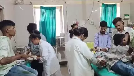 बांसवाड़ा: भीलकुंआ के पास बाइक बकरियों के झुंड से टकराई, तीन लोगों को लगी चोट, एमजी अस्पताल में उपचार जारी
