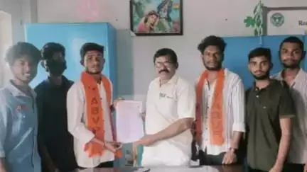 హుజూరాబాద్: పెంచిన విద్యార్థుల బస్ పాస్ చార్జీలను ఉపసమరించుకోవాలని ఏబీవీపీ ఆధ్వర్యంలో నిరసన ఆర్టీసీ అధికారులకు వినతి పత్రం అందజేత