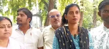 बलिया: उंभाव थानाध्यक्ष ने पत्रकार के साथ की मारपीट, राष्ट्रीय पत्रकार संघ की उपाध्यक्ष ने डीएम को सौंपा ज्ञापन