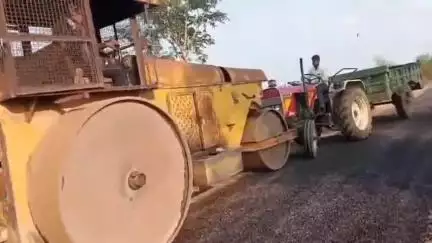 महरौनी: महरौनी में ग्राम कुम्हेड़ी से लरगन सड़क निर्माण पर ग्रामीणों का विरोध, रोड रोलर को ट्रैक्टर के सहारे चलाया जा रहा है