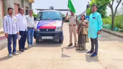 डीग: अंतर्राष्ट्रीय बाल श्रम निषेध दिवस पर SP कार्यालय डीग से ASP ने रथ यात्रा को हरी झंडी दिखाकर रवाना किया