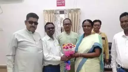 चाईबासा: परिसदन सभागार में सांसद जोबा माझी ने मकानों पर नंबर प्लेट के नाम पर राशि लेने पर जताई आपत्ति