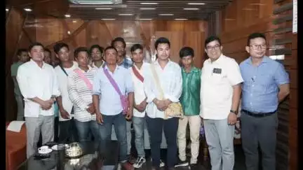 ডিফু: ডিফুত এপিএইছএলচি দুৱাৰ আমলাৰ কেইবাগৰাকী নেতাৰ বিজেপিত যোগদান