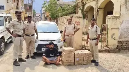 दलौदा: कचनारा फंटा टोल टैक्स के पास आबकारी विभाग ने ऑटो कार से 10 पेटी अवैध शराब की जब्त की, 1 आरोपी गिरफ्तार