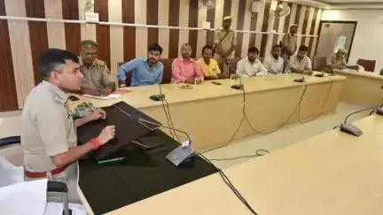 महाराजगंज: पुलिस अधीक्षक कार्यालय के सभागार में एसपी ने जनपद के सभी सर्राफा एवं स्वर्ण व्यापारियों के साथ की बैठक