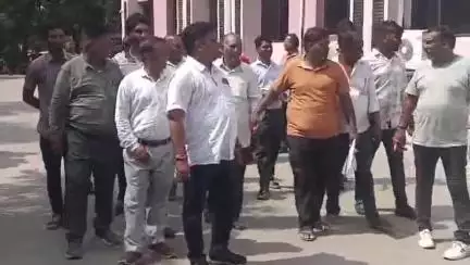 ભરૂચ: અંગારેશ્વર ગામે વાલ્મિકી સમાજના વૃદ્ધને કેટલાક શખ્સો હેરાનગતિ કરતા હોવાના આક્ષેપ સાથે કલેક્ટરને આવેદનપત્ર પાઠવવામાં આવ્ય