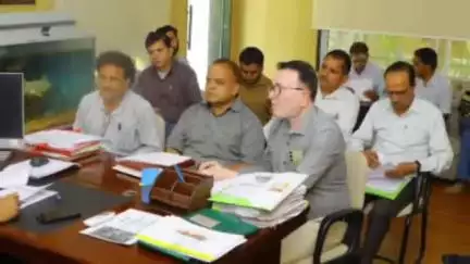 देवास नगर: एपीसी बैठक की तैयारी के संबंध में कलेक्टर ने कलेक्टर कार्यालय में बैठक ली
