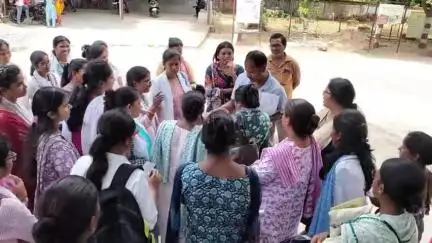 वेतन और इंसेंटिव में कटौती किए जाने के बाद सी एच ओ, ए एन एम, और सहिया ने बीपीएम को घेर कर जम कर खरी खोटी सुनाई,