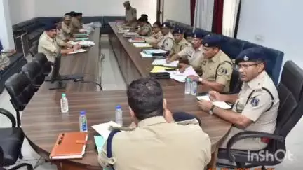 दुर्ग: पुलिस नियंत्रण कक्ष भिलाई में दुर्ग अनुविभाग के सभी थाना एवं चौकी प्रभारी की समीक्षा बैठक आयोजित की गई