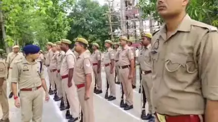 महाराजगंज: एसपी ने महराजगंज पुलिस लाइन में परेड का निरीक्षण किया, दिए फिटनेस और अनुशासन के निर्देश