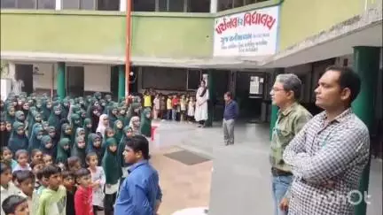 આણંદ શહેર: શહેરની પર્સનલ કેર સ્કૂલના બાળકોએ પ્લેન ક્રેશના મૃતકોને શ્રદ્ધાંજલિ પાઠવી