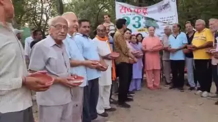सहारनपुर: दैनिक सच कहूं की 23वीं वर्षगांठ पर नेताजी सुभाष चंद्र बोस कंपनी गार्डन में पक्षियों के लिए रखे गए मिट्टी के कसौरे