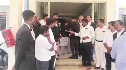 ಬಾಗೇಪಲ್ಲಿ: ವಕೀಲರ ಸಂರಕ್ಷಣೆ ಕಾಯ್ದೆ 2024ಕ್ಕೆ ತಿದ್ದುಪಡಿ ಆಗಬೇಕು ಎಂದು ಒತ್ತಾಯಿಸಿ ವಕೀಲರು ತಹಸೀಲ್ದಾರ್ ಕಚೇರಿ ಮುಂದೆ ಪ್ರತಿಭಟನೆ ನಡೆಸಿದರು.