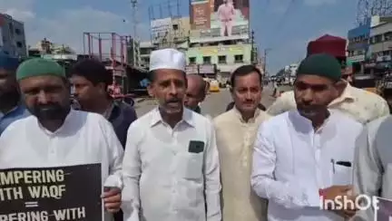 హనుమకొండ చౌరస్తాలో ఉన్న ఏనుగుల గడ్డ కబర స్టార్ స్థలాన్ని ప్రభుత్వం కబ్జా చేయాలని చూస్తుందని మైనార్టీ నాయకులు నయీం ఆరోపణ