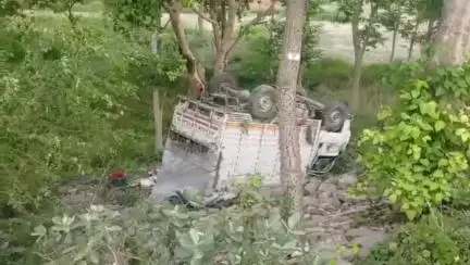 गायघाट: बबूरबन्नी चौक के पास NH-27 पर आम से लदी मैजिक गाड़ी पलटी, चालक और फल व्यवसायी घायल
