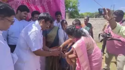 திருவள்ளூர்: வெங்கத்தூரில் சிறப்பு கால்நடை  முகாமை அமைச்சர்  சாமு நாசர் தொடங்கி வைத்தார்.