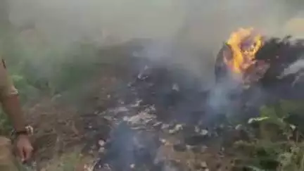 बाह: पिनाहट कस्बे की बस्ती में लगी भीषण आग, ऊपलों और लकड़ियों के ढेर से उठी लपटें